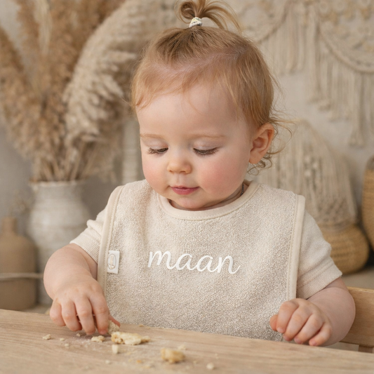 Slabbetje cream met naam geborduurd